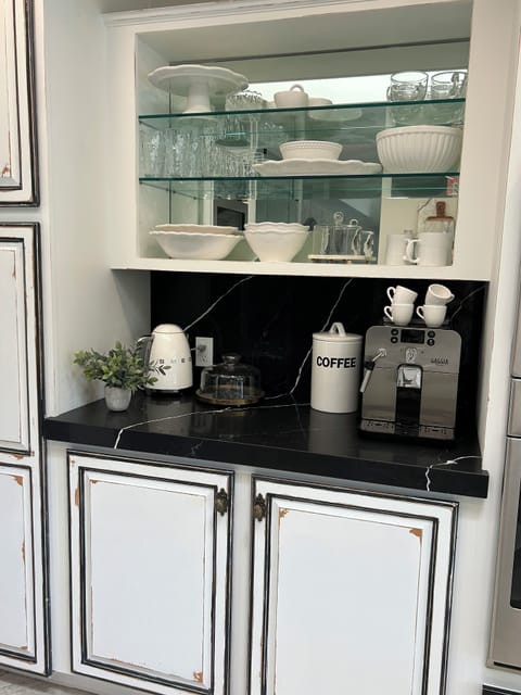 Coffee Station
Espresso Machine, Keurig, Drop, Smeg Kettle