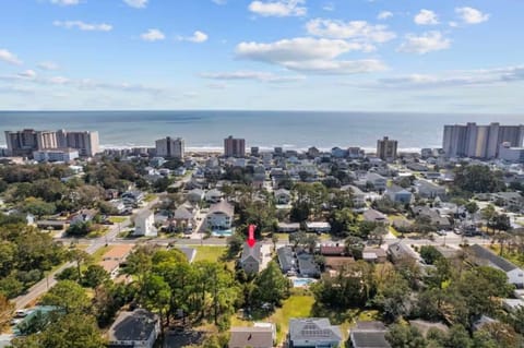 Just a few blocks from the beach.  Paradise is just a 4 minute walk.