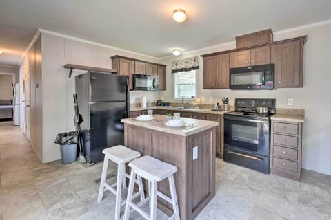 Kitchen & Dining Area | Coffee Maker | Trash Bags & Paper Towels Provided
