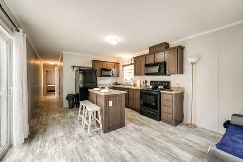 Kitchen & Dining Area | Breakfast Bar | Basic Cooking Essentials