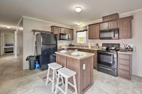 Kitchen & Dining Area | Coffee Maker | Trash Bags & Paper Towels Provided