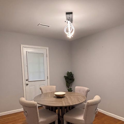 Fenced yard, pet friendly, strong wifi. Near MTSU, food and shopping. House in Murfreesboro