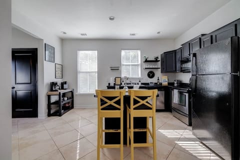 Kitchen Island Seating I Coffee Bar