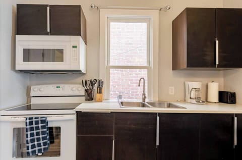Welcome to your Downtown San Diego 300 sq ft (1bd/1ba) unit with Full Kitchen, Dining area, Wifi and parking for (1) vehicle. Sit back and relax in the living room area that includes (1) sofa bed and (1) futon as well as a ROKU Smart TV