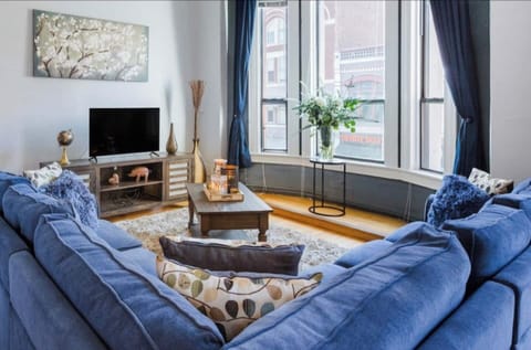 Welcome to your Downtown San Diego 700 sq ft (1bd/1ba) unit with high ceilings, strong Wifi and parking for (1) vehicle.  There are a total of (3) beds.  Sit back and relax in the living room area that includes (1) Queen Bed & (1) Sofa Bed and is int