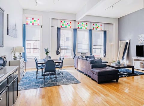 Welcome to your Downtown San Diego 700 sq ft (1bd/1ba) unit with high ceilings, strong Wifi and parking for (1) vehicle.  There are a total of (4) beds.  Sit back and relax in the living room area that includes (1) Single Bed and is integrated with the dining area as well as a 50 inch ROKU Smart TV