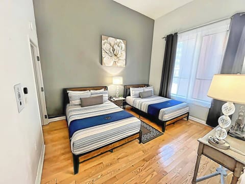 Welcome to your Downtown San Diego 700 sq ft (2bdrm/1ba) unit with high ceilings, strong Wifi and parking for (1) vehicle. There are a total of (4) beds. BEDROOM No. 1: Includes (2) Full beds with all pillows, linens and blankets as well as a 50 inch ROKU Smart TV