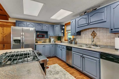 Enjoy preparing meals in this bright, stylish kitchen with modern appliances!