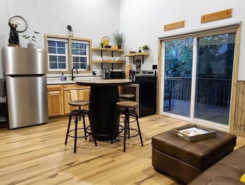 Full-size and fully-equipped kitchen w/Bistro Bar set for 4