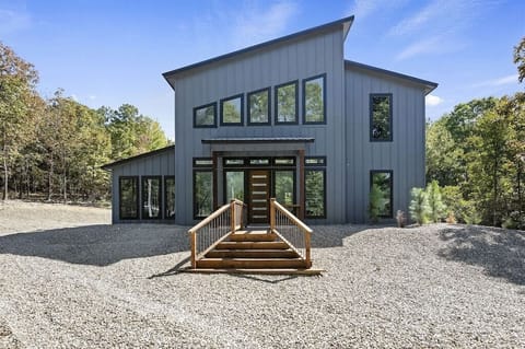Exterior: Modern retreat with stunning views, perfect for nature lovers and relaxation seekers!
