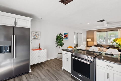 THE OPEN LAYOUT OF THE KITCHEN AND LIVING AREA ALLOWS GUESTS TO SPREAD OUT WHILE STILL BEING CLOSE ENOUGH