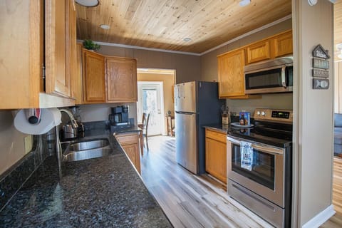 Whip up lakeside feasts in this cheerful kitchen, complete with everything you need for pancake mornings and family dinners.