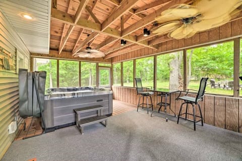 Screened porch hangout + hot tub + seating (no bugs!)