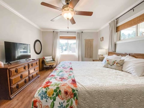 BEDROOM #1: King bedroom. Sleep late or get up early to watch the sunrise!