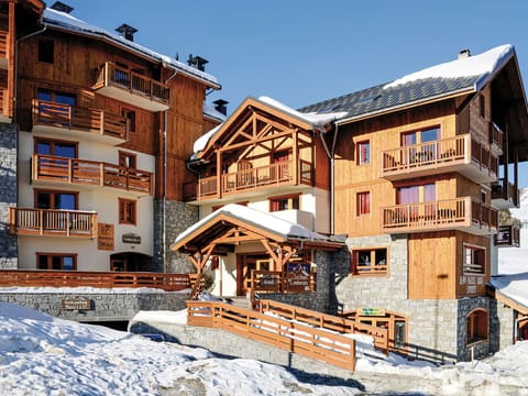 Building, Snow, Sky, Window, House, Wood, Slope, Leisure, Facade, Urban Design
