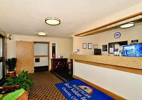 Settle in quickly with a spacious, easy-to-navigate lobby.