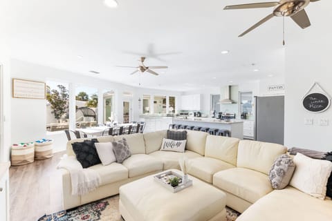 Living room, plenty of space for everyone