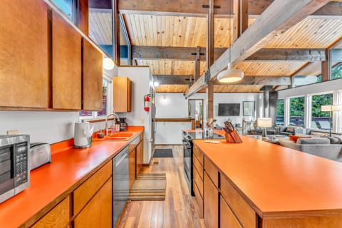 Kitchen: Well-equipped kitchen, drip coffee maker, Crockpot, blender, kitchen bar with 4 bar stools 
