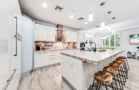 Gourmet kitchen with plenty of space and all you need for entertaining.