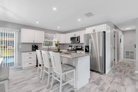Kitchen Breakfast Bar Seating, Stainless Appliances, Ceramic Stovetop and  Granite Countertops