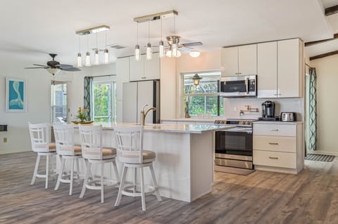 Villa Tortuga - Villa Tortuga's new remodeled kitchen is fully equipped and features a large island. Fans have been updated