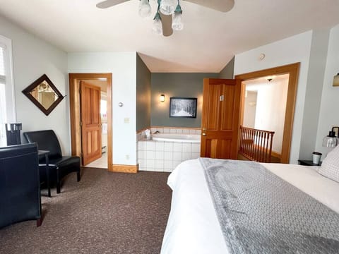 Queen Bedroom/Jacuzzi