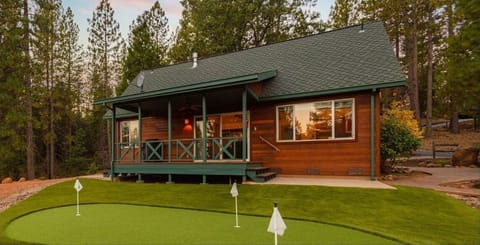 Quail Cabin with putting green