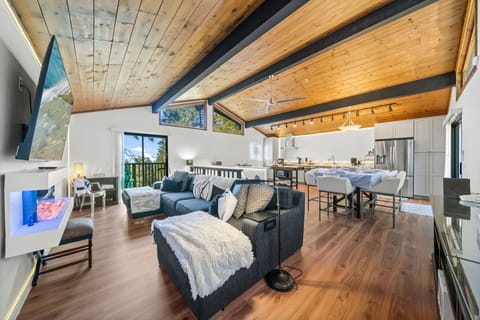 Welcome to Glen View Retreat! This 3 bedroom home w/ hot tub is the perfect getaway for your friends and family!