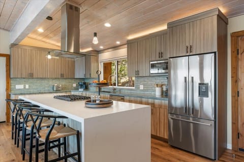 Kitchen: Main floor, fully equipped, bar seating, modern appliances