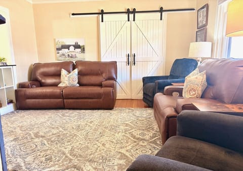 Livingroom with reclining seating for 7