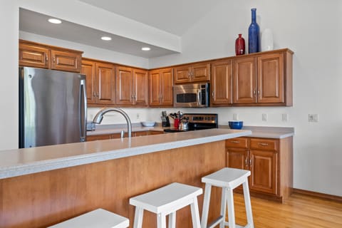 Kitchen counter includes 4 stools