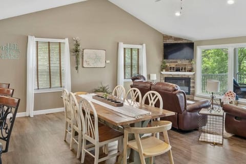 Dining for 10 (8 on table and 2 on bar)