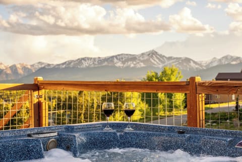 【Mountain Views】 This is real — panoramic peaks from every room, the deck & the balcony.