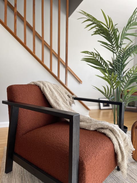 Relaxing accent chair