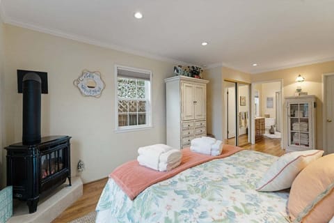 Queen Bedroom (Fireplace)