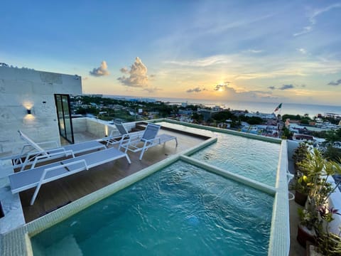 Rooftop pool & jacuzzi 