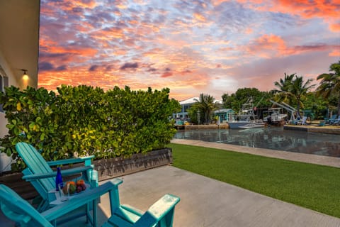 End your day at Cabana 1 with a stunning Key Largo sunset, peaceful canal views, drifting boats, and tropical skies. Relax on the private patio with a refreshing drink and soak in the laid-back beauty of your Florida Keys getaway.