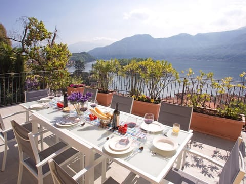 Private lake view dining.