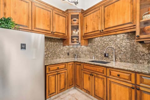 Fully equipped wet bar with refrigerator