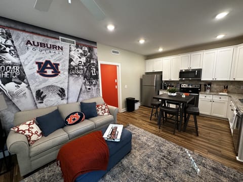 Amazing great room in Auburn theme with big screen and cable!