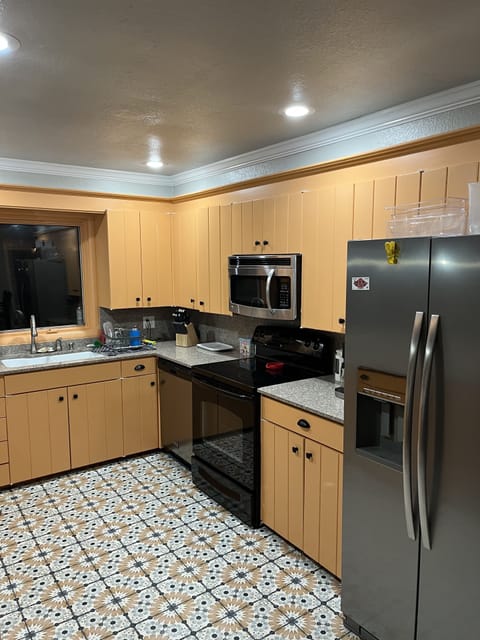 Kitchen including all of your cooking needs!