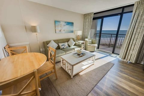 Living Room with Stunning Views☀️