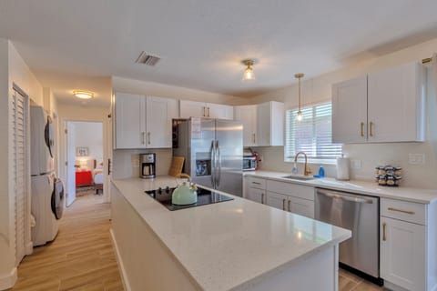Full Size Quartz & Stainless Kitchen