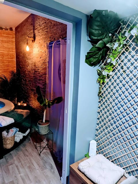 Vintage caravan, private garden, barbecue, jaccuzi, ideal for couple Bed and Breakfast in Île-de-France