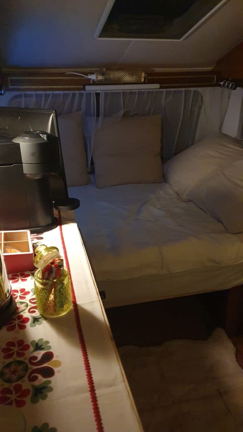 Vintage caravan, private garden, barbecue, jaccuzi, ideal for couple Bed and Breakfast in Île-de-France