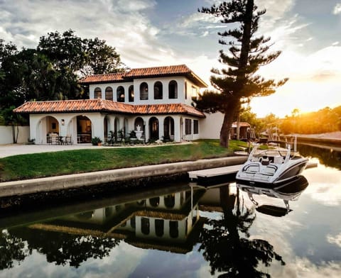 Two story house with amazing views of the Grand Canal bring your boat!