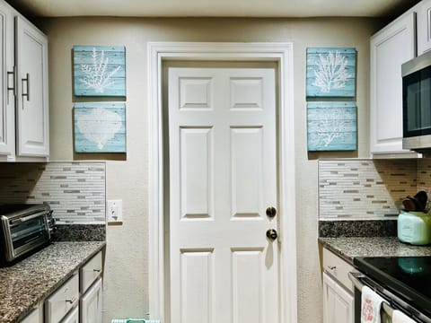 Coral reef cottage, coastal theme, Florida gulf vacation home, beach, parks, sun