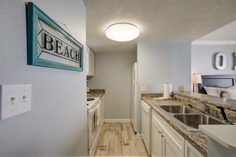 Well-equipped kitchen. 