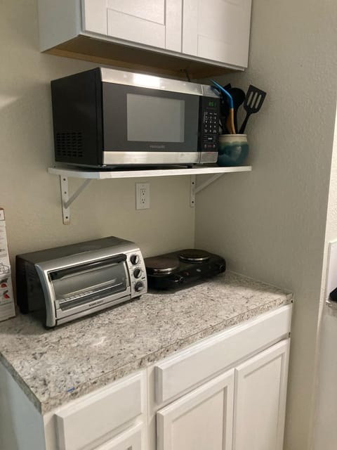 fully equip kitchenette *no stove****