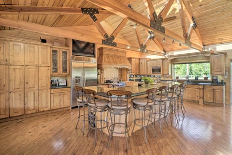 Kitchen | Bar Seating | Coffee Grinder & Maker | Wine Cooler | Cooking Basics